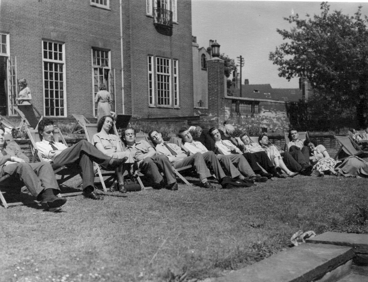 They sure knew how to soak up the sun back in 1953! 📸 Check out fellow #SheffieldAlumni enjoying the outdoors at your SU. @SheffieldSU