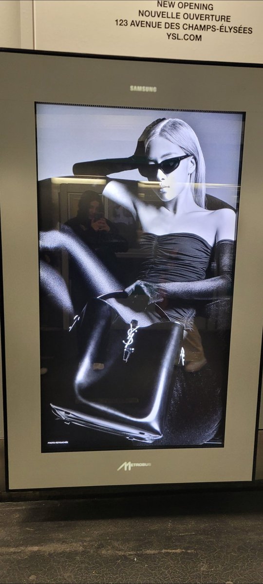 taerynie's tweet photo. @Blackpinkfrr @Bulgariofficial @wearelloud @BLACKPINK Ca fait un moment elles y sont , j'ai pris ma photo en décembre au même endroit, je vous ai mis une de mes photos de Rosé aussi dans le métro🤘 https://t.co/YoVNvtGHJA