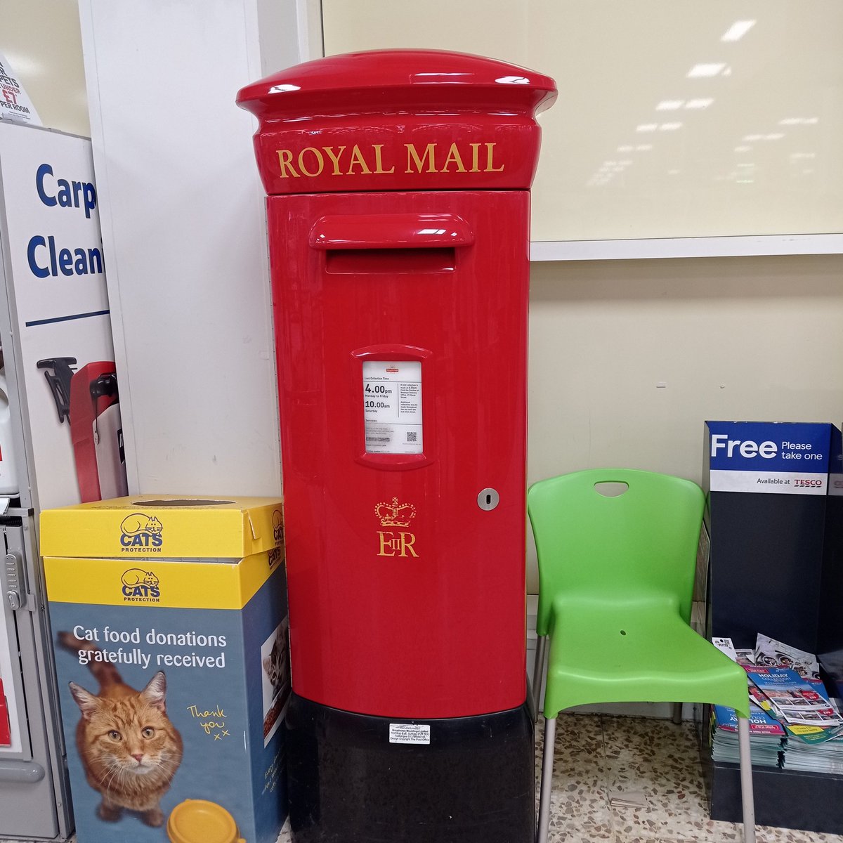 Budge up mate! Vying for space at Tesco in Newbury. #PostboxSaturday @letterappsoc @artcath