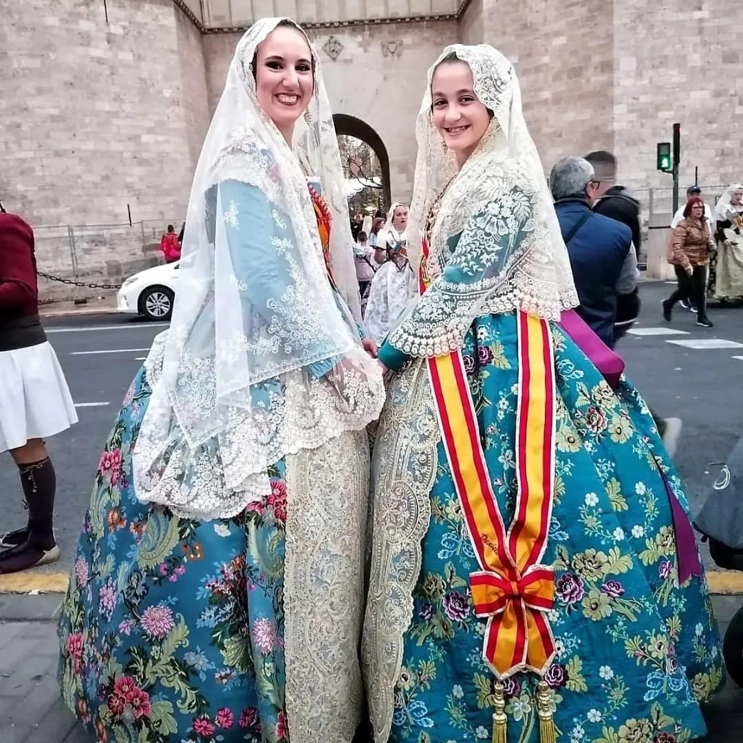 Falla374's tweet image. El 18 de marzo nuestra comisión participó en la Ofrenda de flores a la Mare de Déu dels Desamparats, un acto tan emotivo como especial, de dar gracias pero también de pedir y soñar. Un desfile multitudinario al que acudieron casi todos nuestros falleros ❤️ y nos muchas dejaron 📸