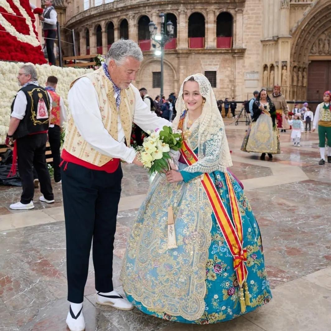 Falla374's tweet image. El 18 de marzo nuestra comisión participó en la Ofrenda de flores a la Mare de Déu dels Desamparats, un acto tan emotivo como especial, de dar gracias pero también de pedir y soñar. Un desfile multitudinario al que acudieron casi todos nuestros falleros ❤️ y nos muchas dejaron 📸