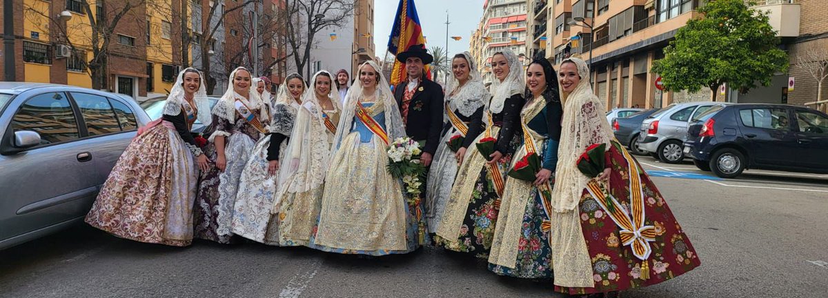 Falla374's tweet image. El 18 de marzo nuestra comisión participó en la Ofrenda de flores a la Mare de Déu dels Desamparats, un acto tan emotivo como especial, de dar gracias pero también de pedir y soñar. Un desfile multitudinario al que acudieron casi todos nuestros falleros ❤️ y nos muchas dejaron 📸