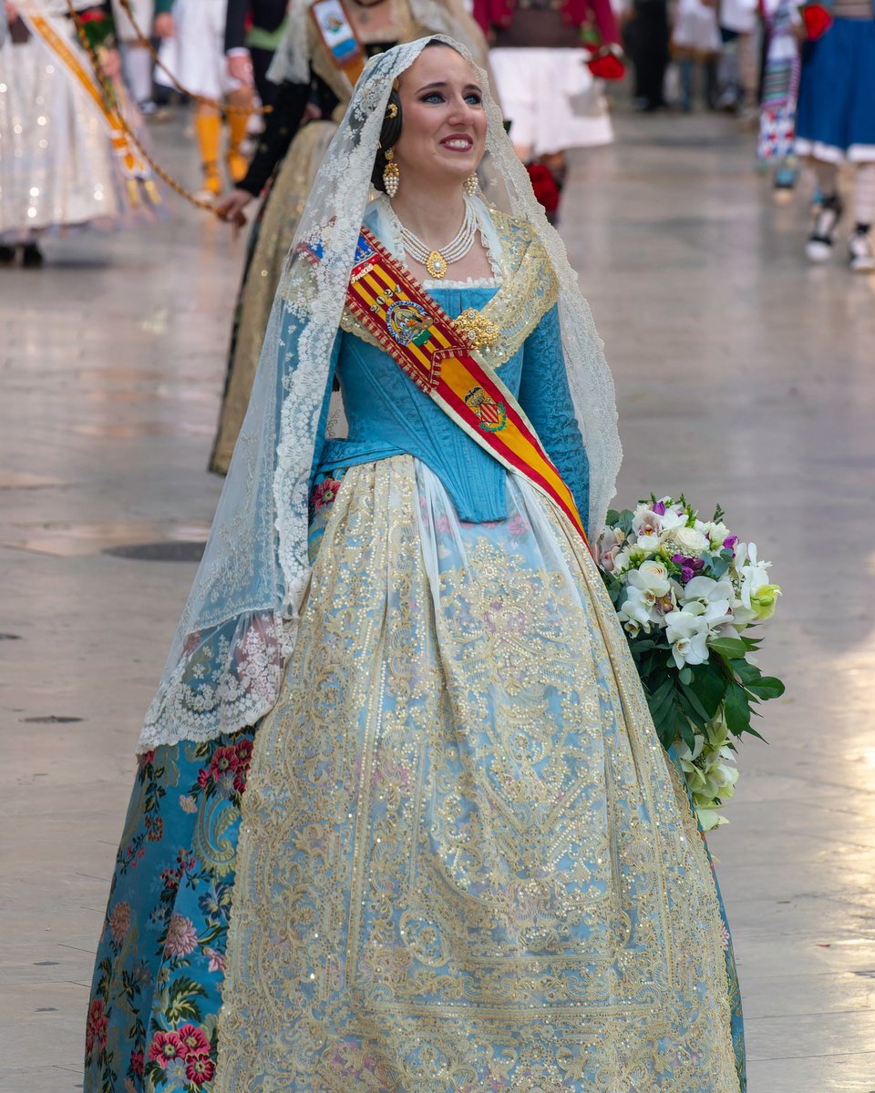 Falla374's tweet image. El 18 de marzo nuestra comisión participó en la Ofrenda de flores a la Mare de Déu dels Desamparats, un acto tan emotivo como especial, de dar gracias pero también de pedir y soñar. Un desfile multitudinario al que acudieron casi todos nuestros falleros ❤️ y nos muchas dejaron 📸