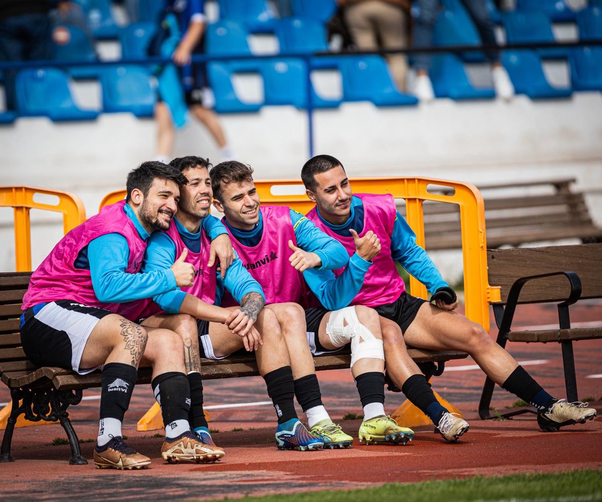 😁⚽

¡Feliz sábado! 💙🖤

#50AñosDeHistoria