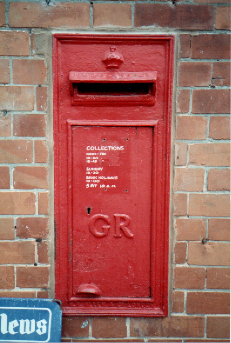 This 90s photo of a postbox in Devon was missing its collection plate, so collection times were painted on instead! We normally only see wall boxes without collection plates on 'back door boxes' at old post offices, but it seems like this one fell off! #PostboxSaturday