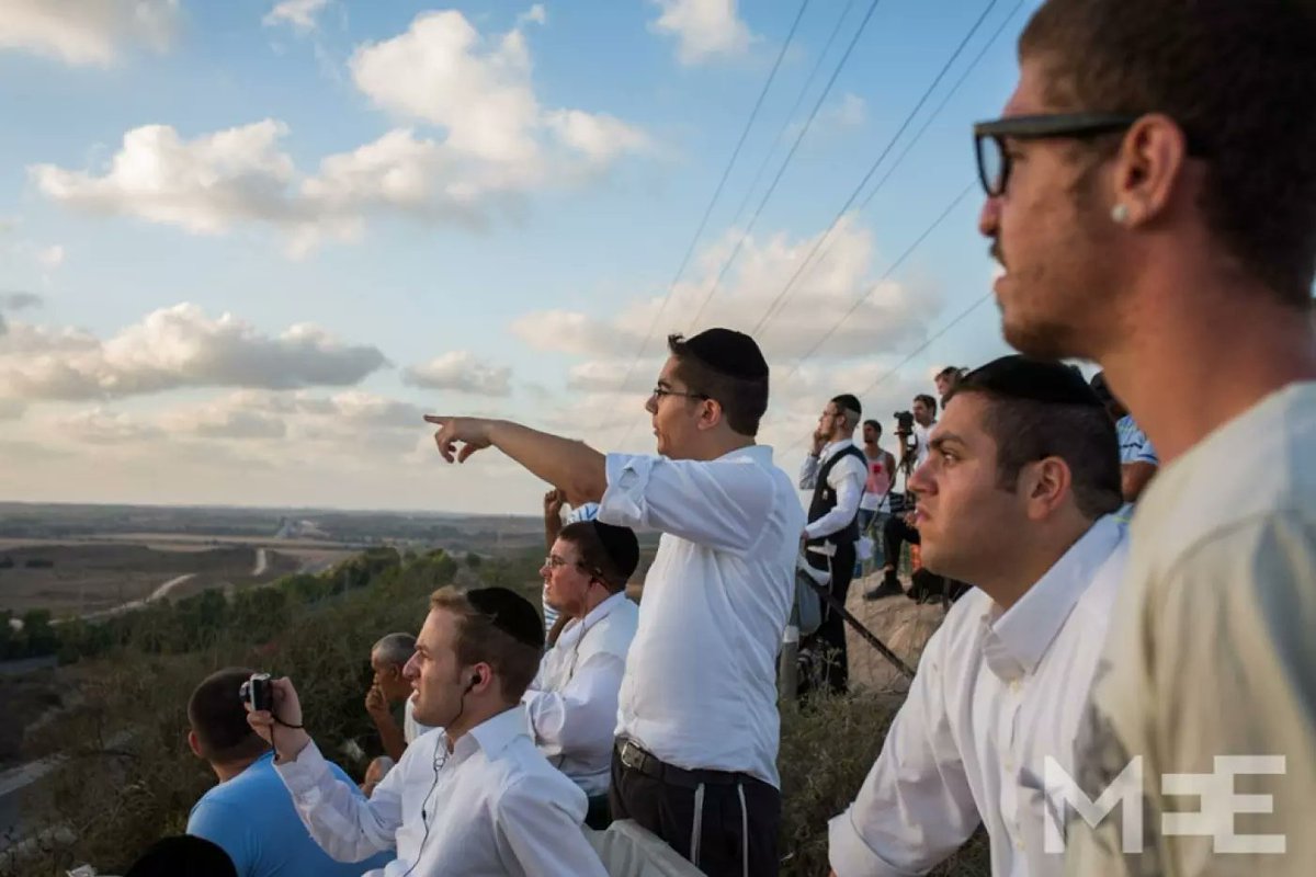 Nine yrs ago, these images captured international attention as Israelis gathered for a 'beach party' to watch attacks on Gaza.

Called the 'Sderot Cinema', a term for Israelis settlers bringing chairs to hilltop in Sderot to watch latest missiles hitting Gaza, clapping when…