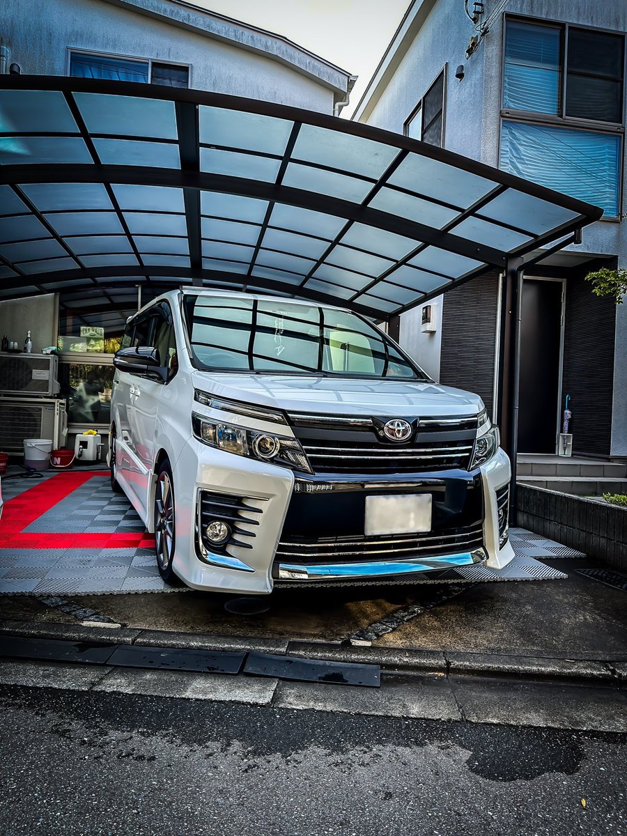 surprimotion's tweet photo. 本日は初めてご来店のVOXYのお客様！
鉄粉＋スケール除去＋ソフトコーティング仕上げ✨
プレミアム洗車のご依頼ありがとうございました🙇‍♀️
#プレミアム洗車 #カーコーティング #シャーナグロス https://t.co/0IXX0S8bUp