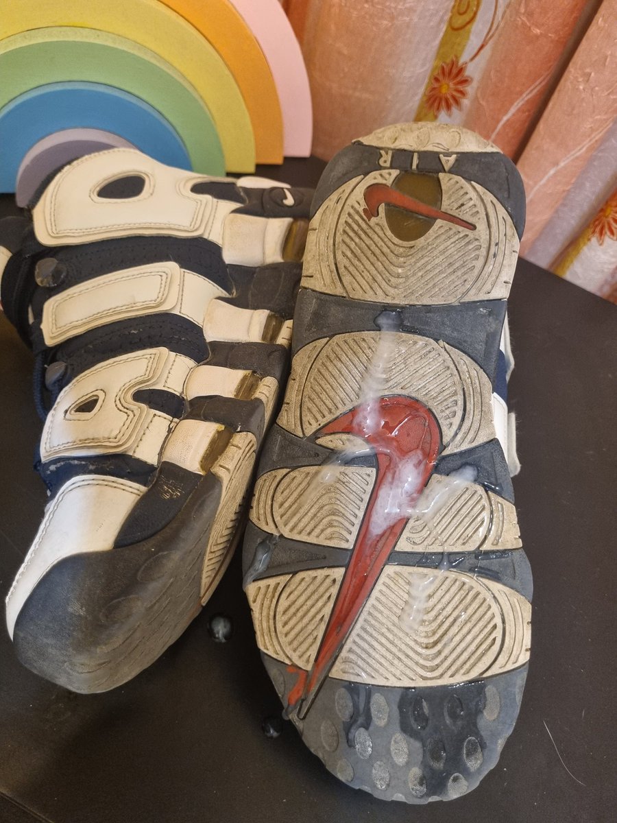 Who else love to Cum all over sole of a worn sexy sneakers😈

#uptempo #nikefetish #sneakersfetish #cum #gay #cumshot #sneakersplay