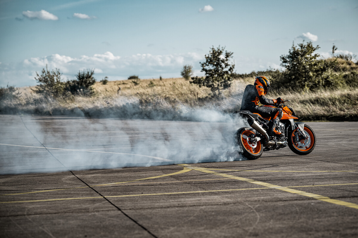 Who's heading to @lingsmotorgroup open day next weekend? Get READY TO RACE on the 19th and 21st April, and sign up to one of their group KTM test rides!🧡 Head to the @lingsmotorgroup website to find out more! brnw.ch/21wIMuW #KTM #ReadyToRace #KTM990Duke