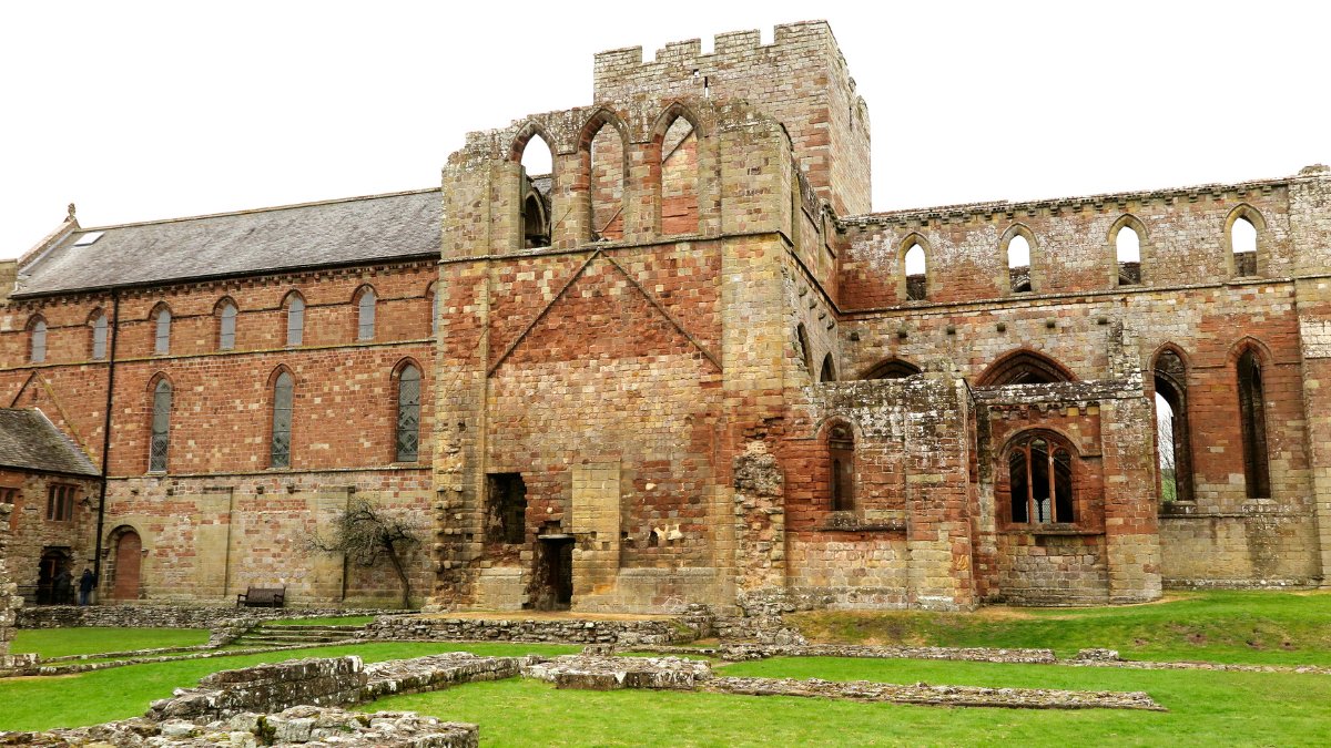 Who would've thought this serene spot had such a wild past? Lanercost Priory, nestled near Hadrian's Wall, has seen its fair share of action, enduring attacks during the Anglo-Scottish wars, including a visit from none other than Robert Bruce himself! ⚔️🛡️