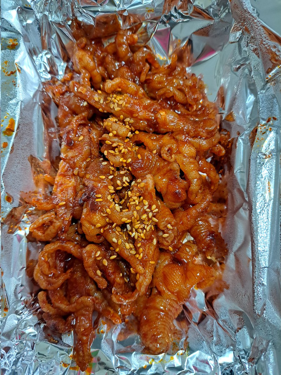 aiko3009's tweet photo. 닭발도 드시나요?
못드시는 분들이 많지만 저는 뼈없는 닭발은 맛있더라구요ㅋㅋ
양념이 맛있어요~
정말 오랜만에 먹습니다!
오랜만에 먹으면 더 맛있는 것 같아요!
좀 매워서 참치마요삼각김밥과 함께 먹었어요!
닭발 양이 적어서 삼각김밥 사다가 같이 이른 저녁으로 먹었습니다!
맛있어요^^ https://t.co/XoIYWuW4Jv