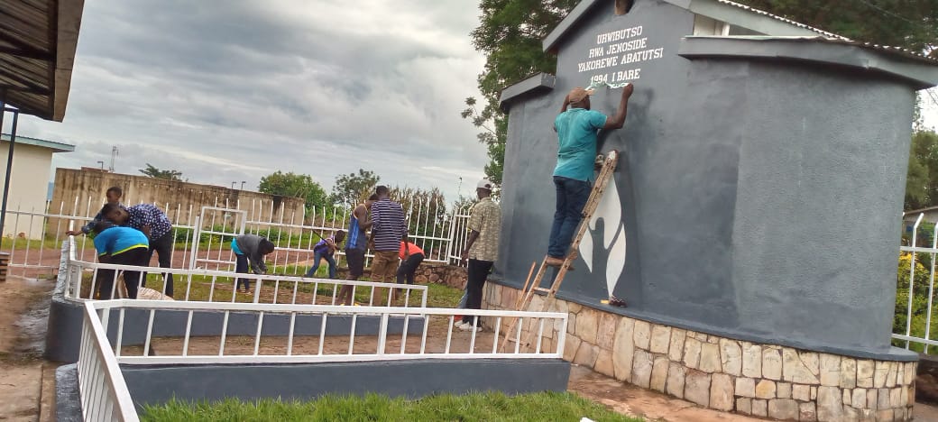 (RYVCP) MUTENDERI YOUTH VOLUNTEERS (@mutenderiv) on Twitter photo Mu rwego rwo kwitegura umuhango wo Kwibuka ku nshuro ya 30 abazize Jenoside yakorewe abatutsi 1994 muri <a href="/Mutenderi_Sect/">Mutenderi sector</a> uzaba kuwa 17 Mata 2024, <a href="/MutenderiV/">(RYVCP) MUTENDERI YOUTH VOLUNTEERS</a> , <a href="/RwandaYouth/">Rwanda Youth Council</a> n' inzego z' ibanze, bari gukora umuganda wo Gusukura urwibutso rwa Jenoside yakorewe abatutsi 1994 i Bare Mu rwego rwo kwitegura umuhango wo Kwibuka ku nshuro ya 30 abazize Jenoside yakorewe abatutsi 1994 muri <a href="/Mutenderi_Sect/">Mutenderi sector</a> uzaba kuwa 17 Mata 2024, <a href="/MutenderiV/">(RYVCP) MUTENDERI YOUTH VOLUNTEERS</a> , <a href="/RwandaYouth/">Rwanda Youth Council</a> n' inzego z' ibanze, bari gukora umuganda wo Gusukura urwibutso rwa Jenoside yakorewe abatutsi 1994 i Bare