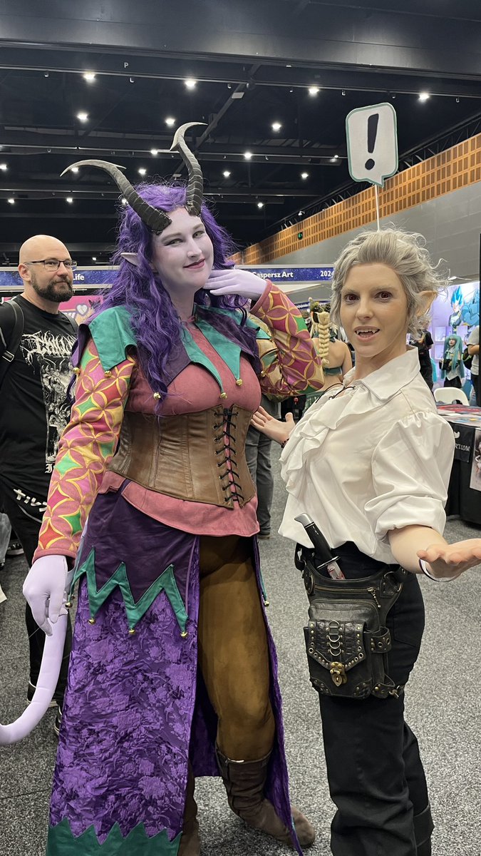 Had a blast at @SupanovaExpo today, catching up with friends and making new ones! Always lovely running into @ThatScarletMoth (their Alfira is amazing!) and look how cool @/slimycvnt on IG’s Orin is! #BaldursGate3 #bg3cosplay #goldnova