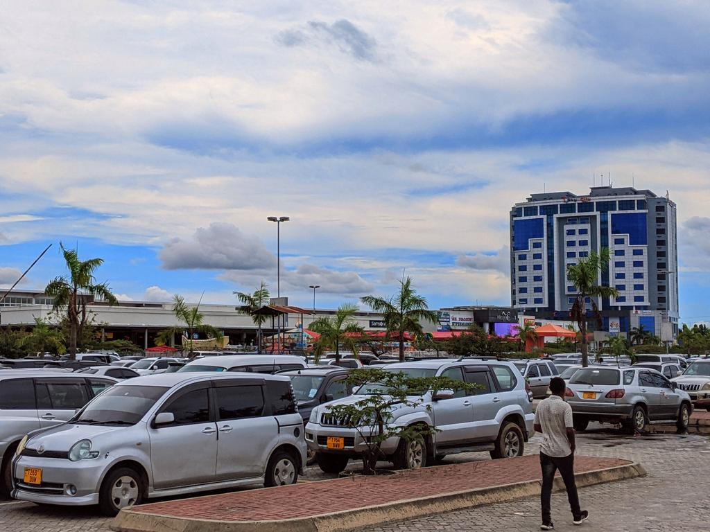 Kwa hapa Dar sehemu gani nzuri ya kwenda kutulia na Familia yako au marafiki zako na kupata chakula kwa bei ndogo na sio kausha damu? 🤔 😂