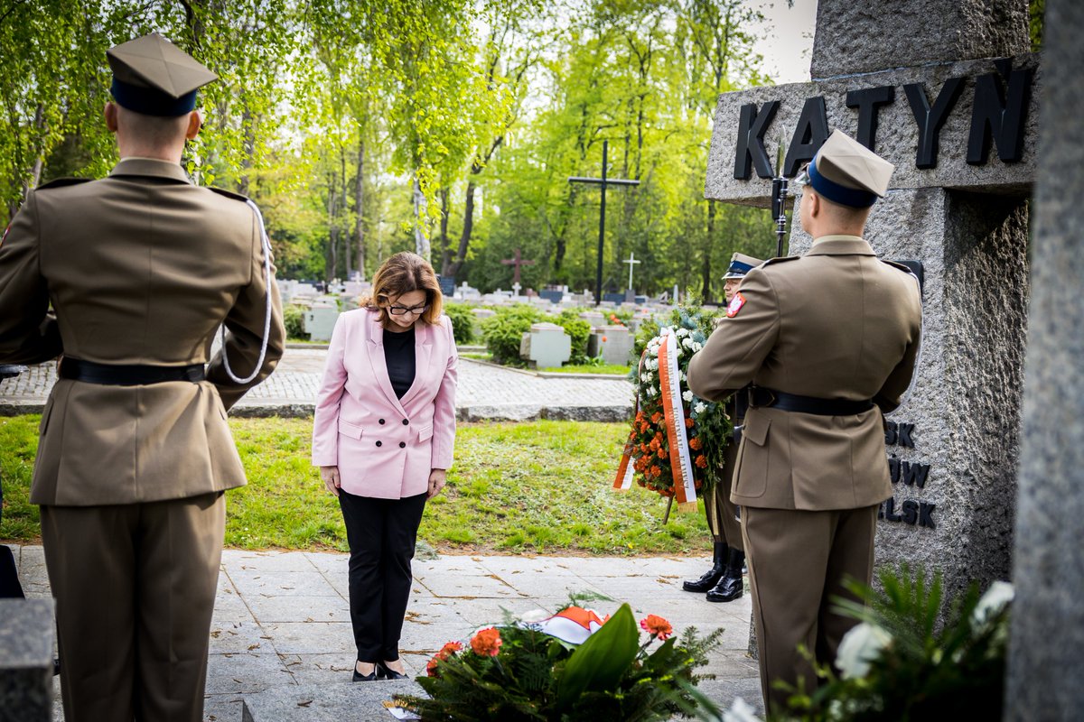 🇵🇱🕯️ Marszałek #SenatRP @M_K_Blonska złożyła wieniec pod pomnikiem w Dolince Katyńskiej na Cmentarzu Wojskowym na Powązkach z okazji Dnia Pamięci Ofiar Zbrodni Katyńskiej.
#Pamiętamy #Katyń #ZbrodniaKatyńska @warszawa