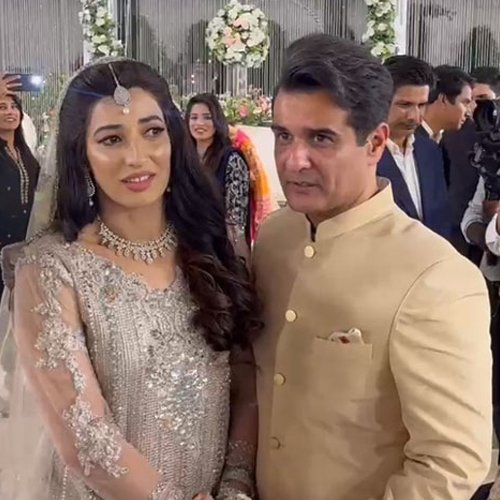 Pakistan's all-rounder cricketer Aliya Riaz ties the knot with commentator Ali Younis. ❤️ Congratulations to the newly-wed 👏 #CricketTwitter