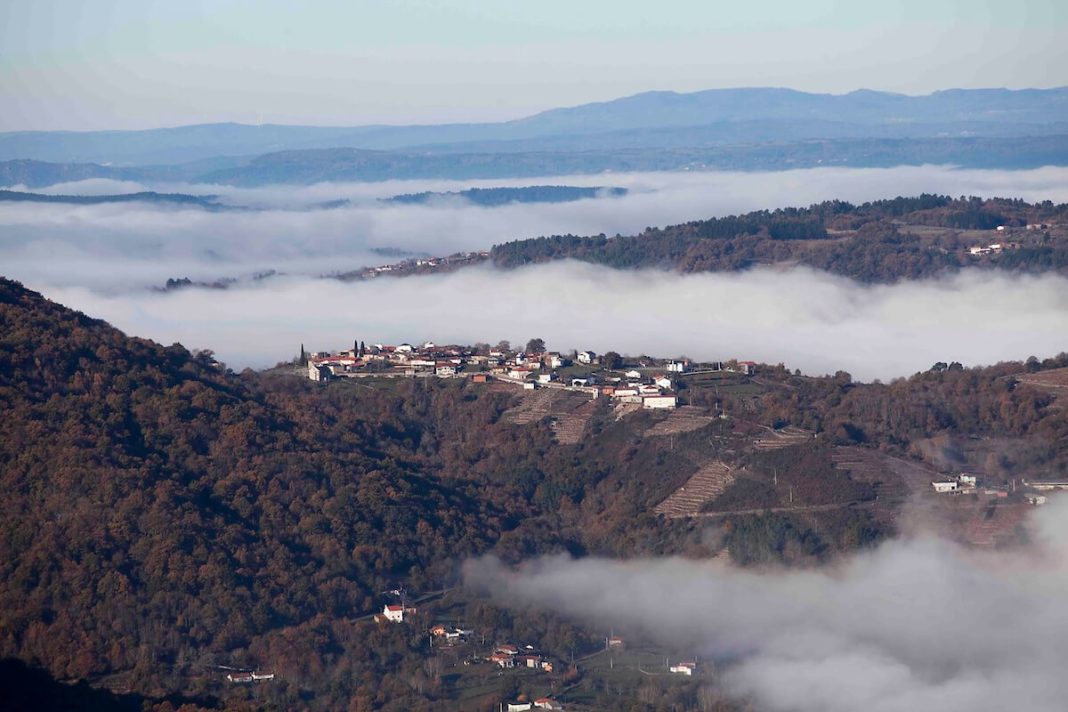 #VYMM. La Ribeira Sacra es un tesoro oculto de la geografía gallega, entre #Ourense y #Lugo, que podría ser Patrimonio Mundial. Habrá que esperar a 2026 para saber si la @UNESCO_es reconoce su valor excepcional 🤞🏽🤞🏽 viajarymuchomas.com/espana-present…