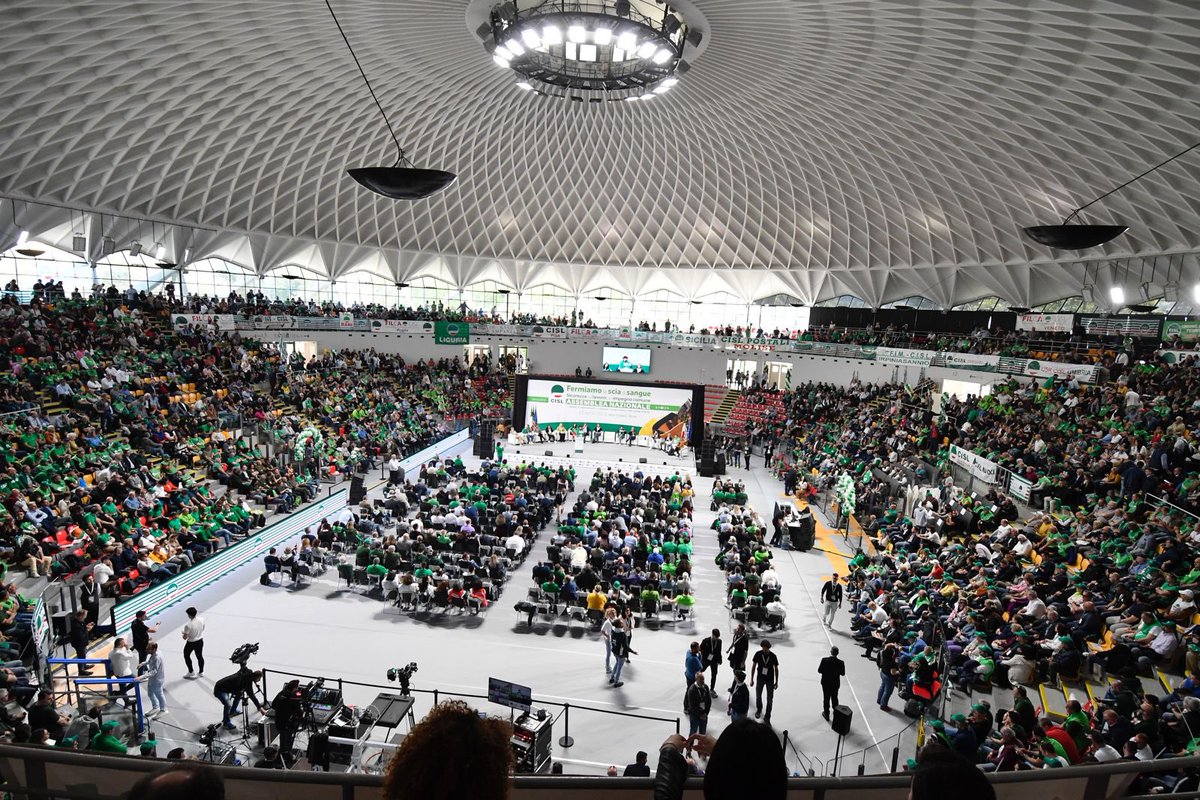 CislNazionale's tweet photo. Sul palco del PalaTiziano gli interventi di 15 delegate e delegati della Cisl di tutte le categorie produttive in prima linea su salute e sicurezza nei luoghi di lavoro. https://t.co/52CzFDZGlb