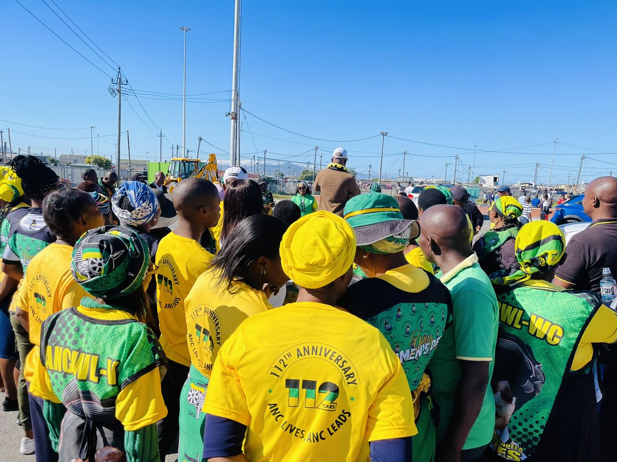 ANC Volunteer briefing ahead of massing door to door in Ward 90, Khayelitsha, Dullah Omar Region. #VoteANC2024 🖤💚💛