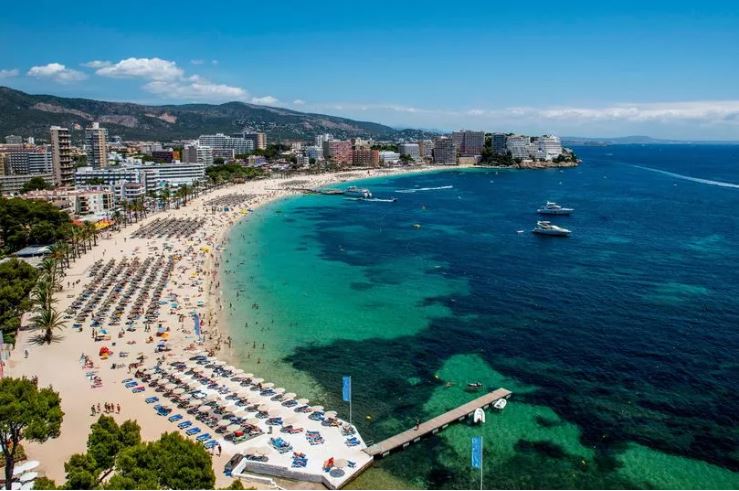 Man from Carmarthenshire seriously hurt after falling on stag do in Magaluf tinyurl.com/yc252e9y