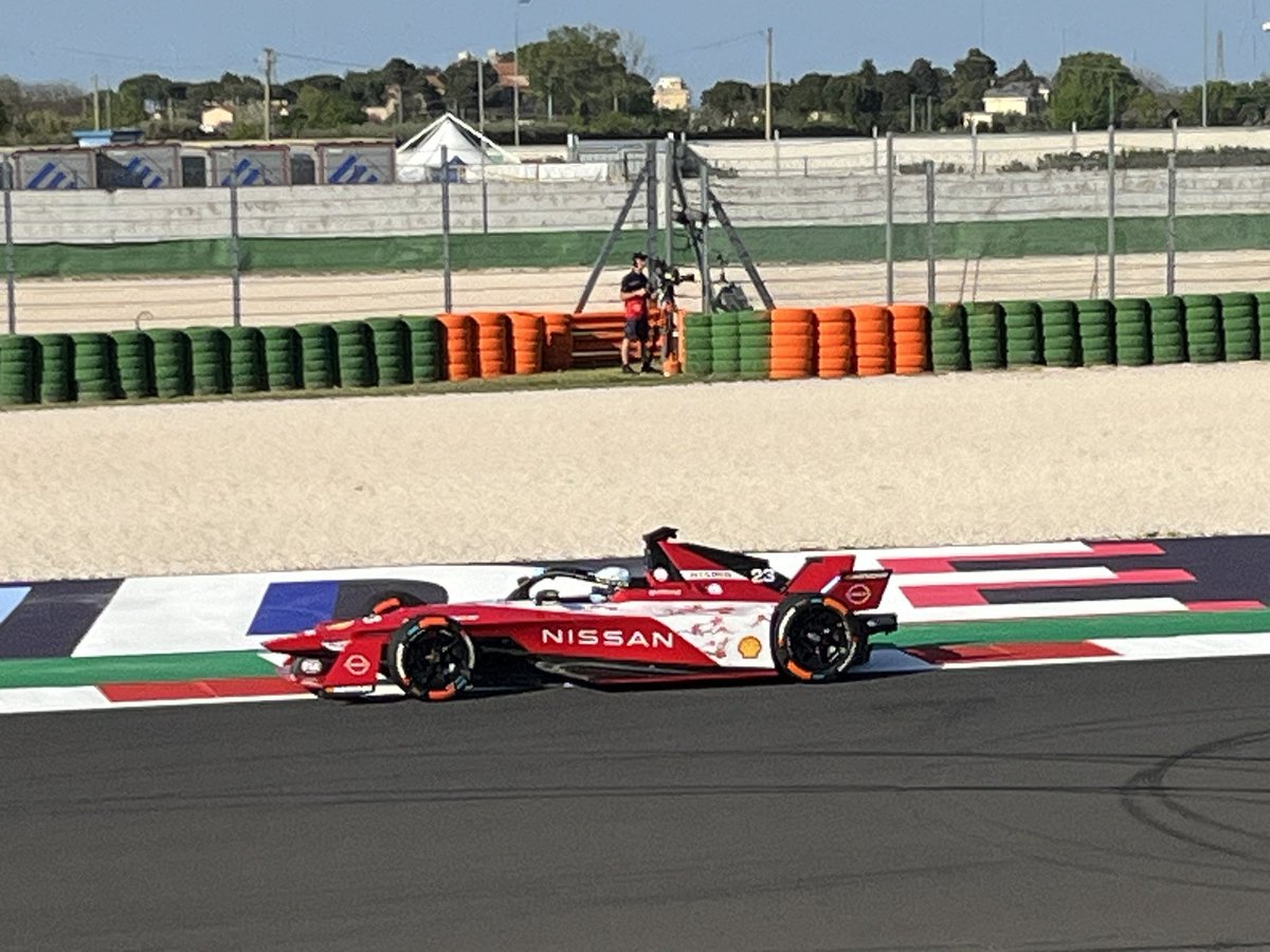 En #MisanoEPrix y seguimos aprendido sobre <a href="/FIAFormulaE/">Formula E</a>. Si bien los coches de fórmula llevan obviamente frenos, en realidad, el coche frena gracias a la frenada regenerativa del motor del #NissanFormulaE y así disfrutamos hoy esta tecnología en modelos como el <a href="/Nissan/">Nissan</a> #Ariya