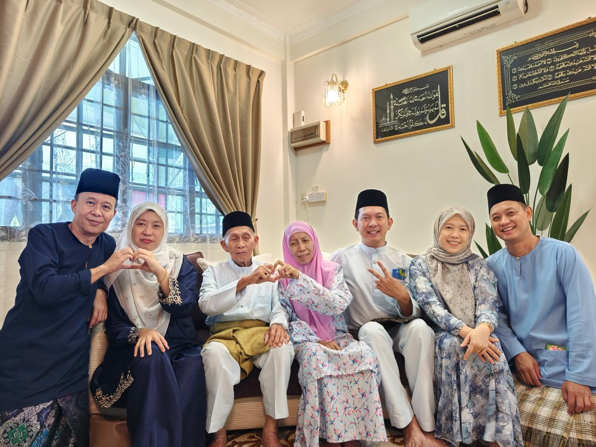 DaDa_Burung's tweet photo. Wishing you all a blessed Eid with family and friends. Selamat Hari Raya! 🌙✨🩵💙 https://t.co/xR87ORksMr