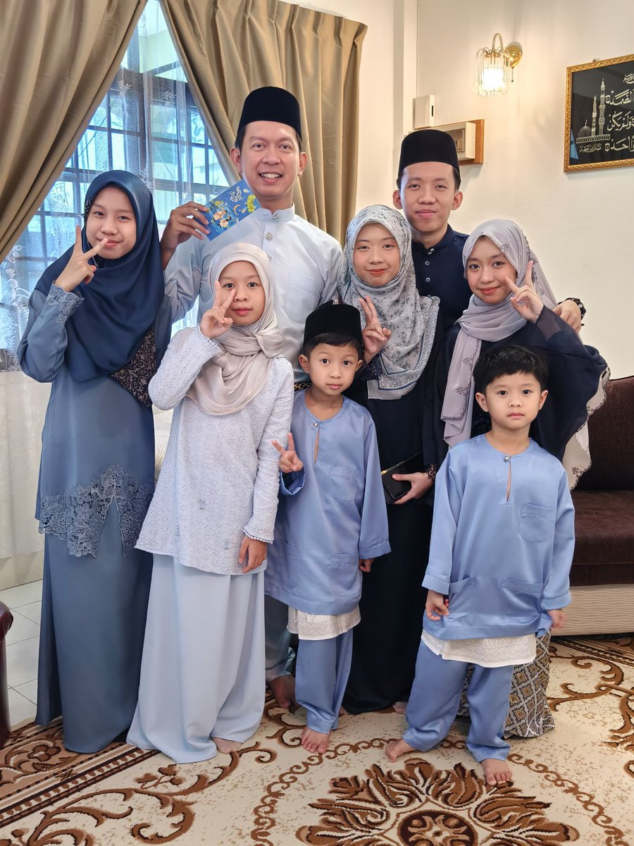 DaDa_Burung's tweet photo. Wishing you all a blessed Eid with family and friends. Selamat Hari Raya! 🌙✨🩵💙 https://t.co/xR87ORksMr