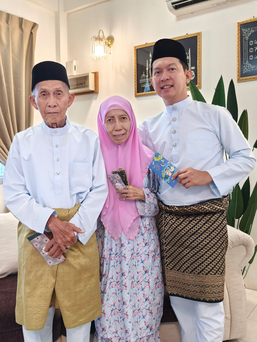 DaDa_Burung's tweet photo. Wishing you all a blessed Eid with family and friends. Selamat Hari Raya! 🌙✨🩵💙 https://t.co/xR87ORksMr