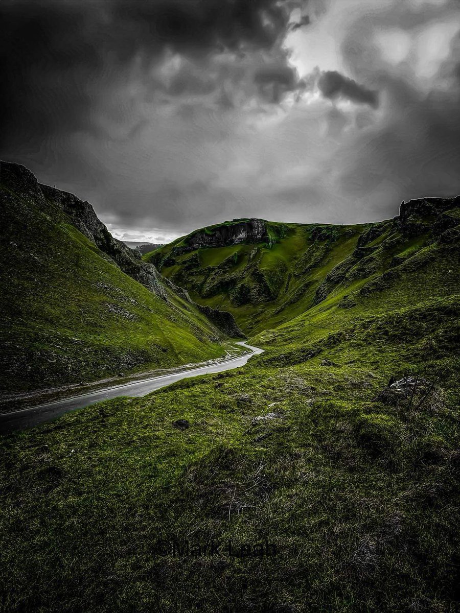 Listen closely to the tales whispered by the winds of Winnats Pass! From geological marvels to tales of folklore, this gorge guards secrets waiting to be uncovered. #WinnatsPass #NatureStories #DerbyshireLegends #PeakDistrict #Derbyshire