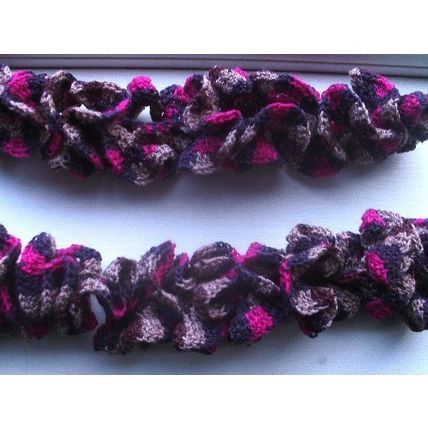 I listed this fab raspberry ruffle crochet scarf recently. 70' long so plenty to wrap around. Just £9.99 + UK p+p. ebid.net/uk/for-sale/ha…… Proceeds go to sending out parcels of other handmade items to homeless outreach projects around the UK. #UKGiftAM