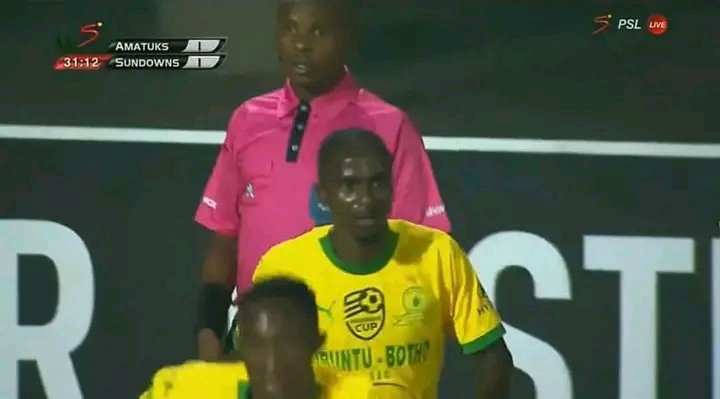 Thuggish behavior by Lorch. These are Rulani Mokwena teachings at Sundowns, shouting officials 🚮