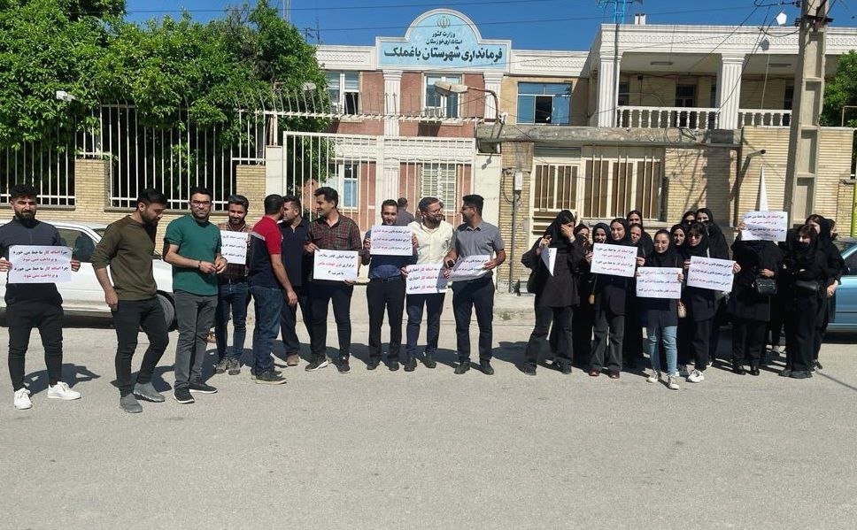 April 13—Baghmalek, southwest #Iran
Healthcare workers rally in front of the governorate to protest their poor work and living conditions.
#IranProtests