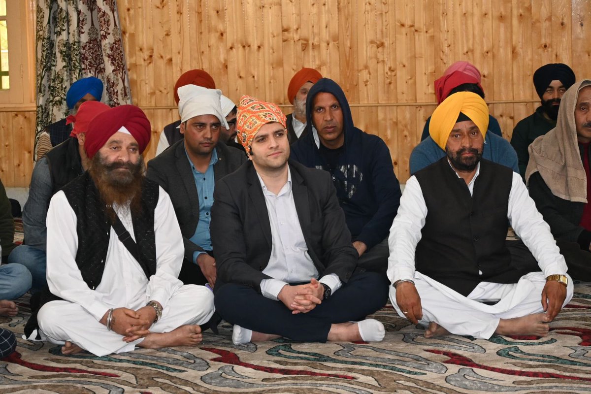 The #DCKulgam @AtharAamirKhan today joined the Sikh Community at Palpora on the eve of #Baisakhi & extended his warm wishes to the community on the occasion & also oversaw the arrangements that have been put in place. @OfficeOfLGJandK @diprjk @ddnewsSrinagar @PIBSrinagar