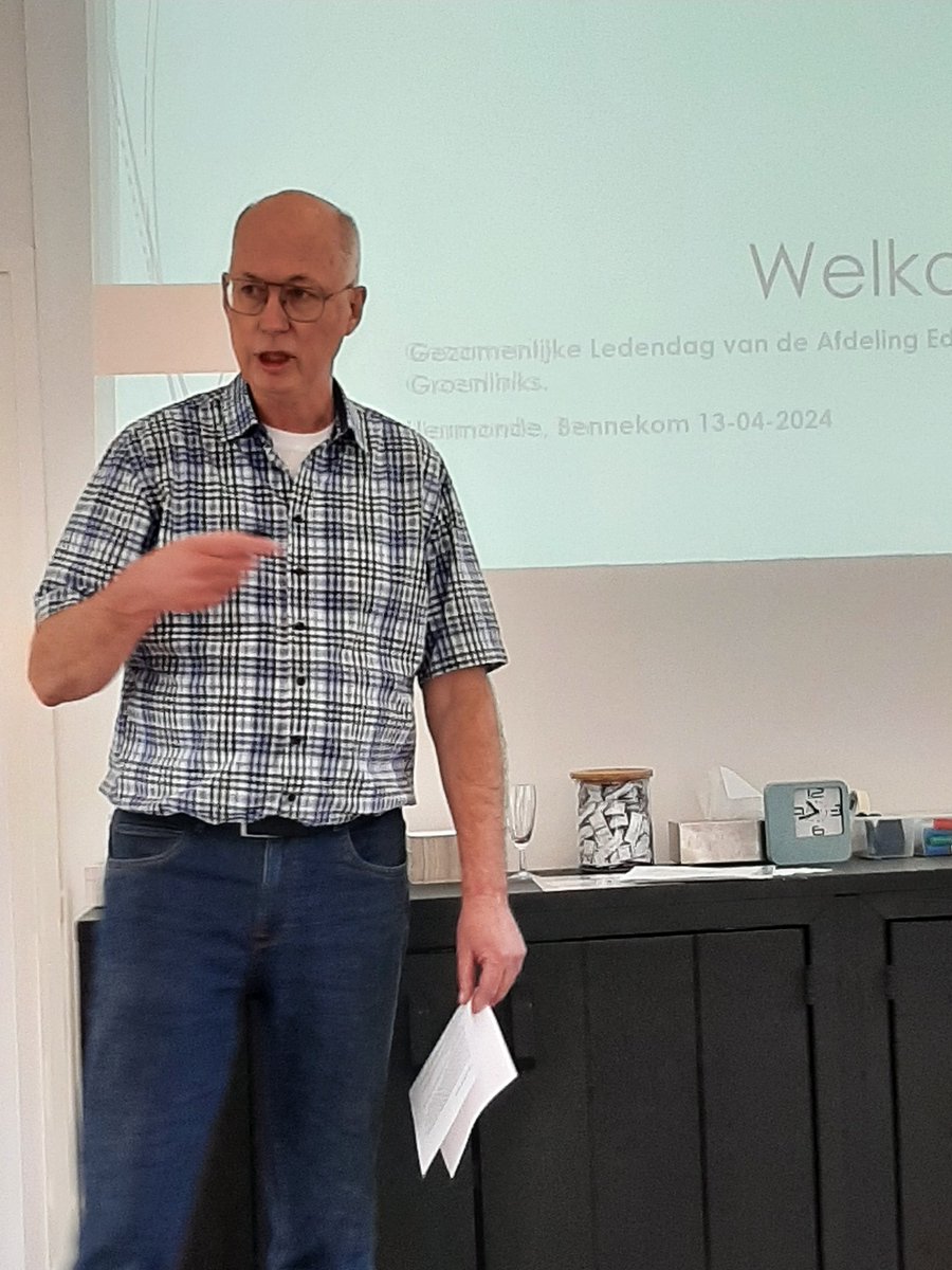 Rode Egel met groene stekels erbij.❤💚🪚🔨 tweet media