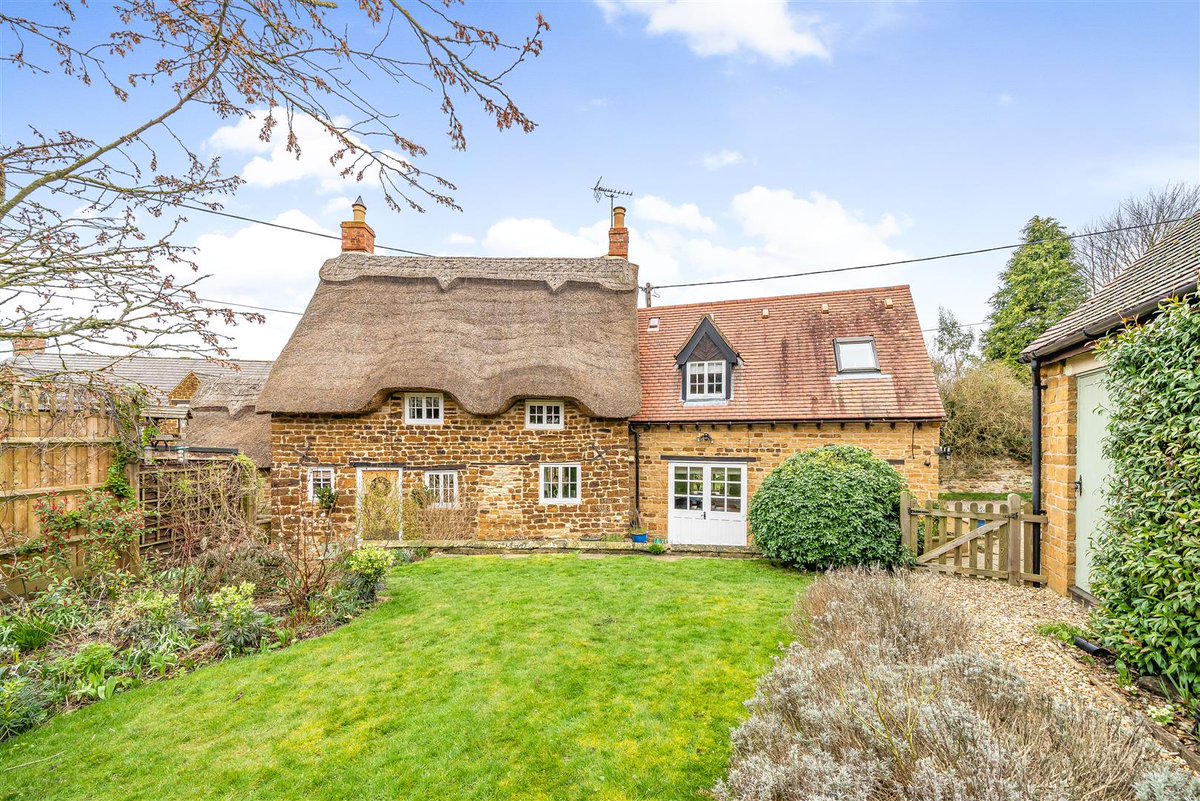 MANOR ROAD, GRIMSCOTE
£575,000

🏡Grade II Listed
🛁Three bathrooms
🛏Three bedrooms
🔥Sitting room with inglenook fireplace
🚗Double garage with en-suite annexe over
🌿South facing garden

lnkd.in/e9swdc4q or call to book a viewing. P: 01327 353575