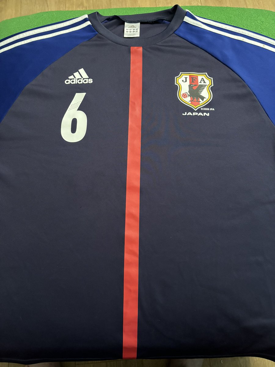 londonkro's tweet photo. I have two of this shirt which show the differences between player spec and fan! Firstly, the regular fan version - size UK medium but comes up quite big at 22” p2p, so fits large. Few marks on shoulder, couple small bobbles, so just £20! https://t.co/vwOfgFv9kK