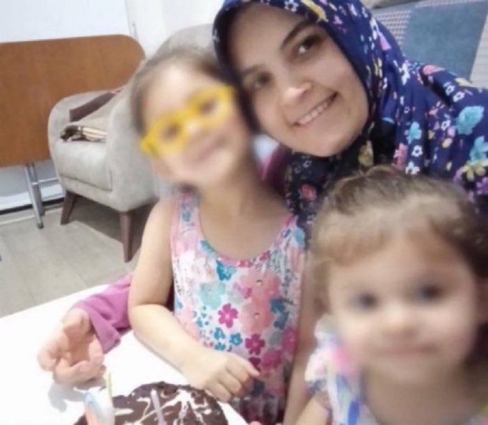 AYDIN Vera Nur(2,5) ve Sare Hafsa(5) cezaevindeki babalarından 2021’den beri ayrıydı. Anneleri Ayşe Melike Çolak’ta Temmuz ayında tutuklandı. Anneanneleri:”Büyük kız babası tutuklanınca kekeme olmuştu, annesinin alınması ile tekrar konuşamamaya başladı”diyor. @YankiBagcioglu