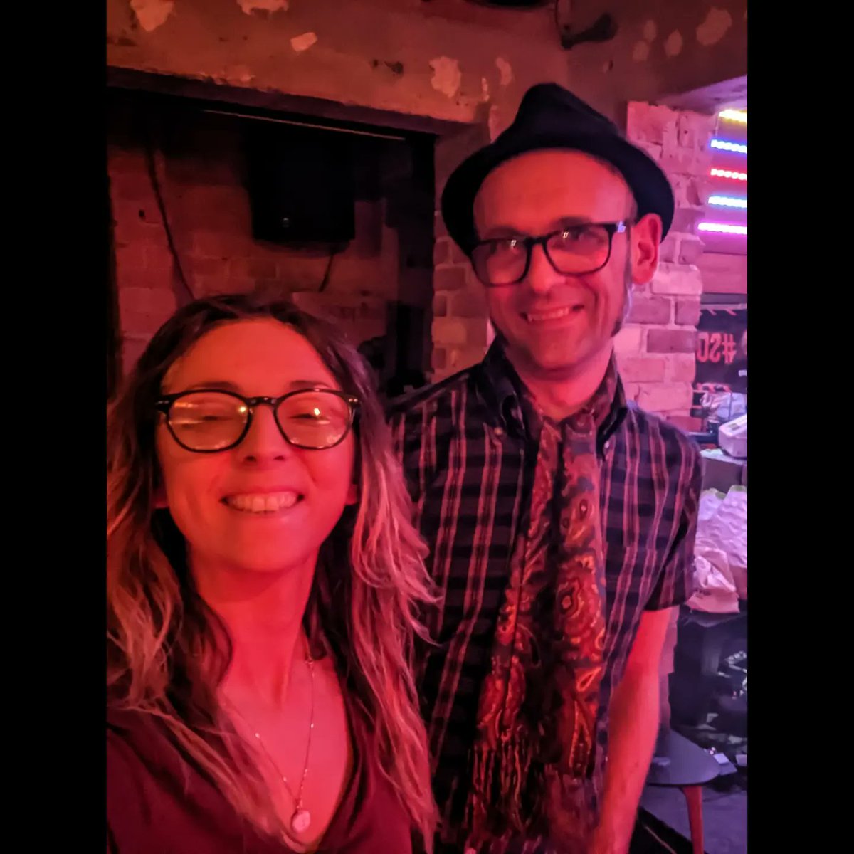 evrahrose's tweet photo. Is there anything more divine than a Scouser speaking #Welsh? Performing in Liverpool is always magic!! Thanks for having me @COLFCcommunity 💜
Mint to see @TonicStaPress smash it on stage (at last). @victorsergemus1 were superb!!
#COLFC #Poetry #Gig #Liverpool #Spokenword https://t.co/flxCQWGJ96