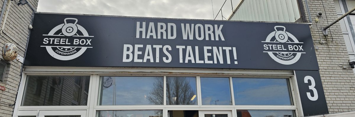 MartinNyvang's tweet image. Har lige været udsat for organiseret drabsforsøg. Det var noget lidt andet end mine sædvanlige løbeture, men det var både urimeligt hårdt og sjovt 😅😅.

Det er næppe sidste gang jeg er i #SteelBox