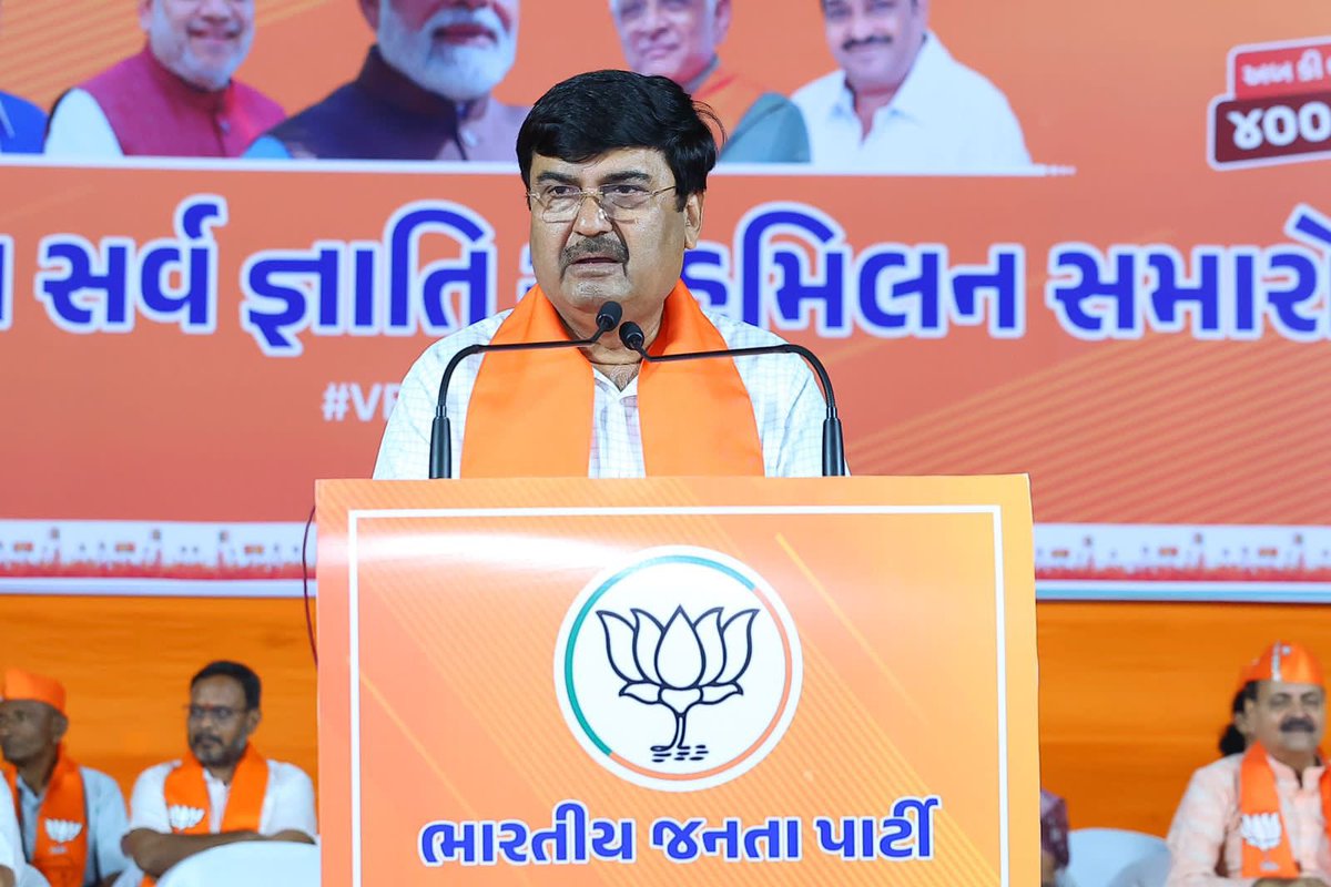 CRPaatil's tweet photo. અબ કી બાર ફિર મોદી સરકાર
બાર બાર સિર્ફ મોદી સરકાર !!! 

ગઇકાલે સુરત મહાનગરનાં ઉધના ખાતે યોજાયેલા ઉત્તર ગુજરાત સર્વ સમાજનાં સ્નેહ મિલન સમારોહમાં ઉપસ્થિત રહી ખૂબ મોટી સંખ્યામાં ઉપસ્થિત રહેલા વિવિધ જ્ઞાતિનાં સભ્યશ્રીઓ સાથે સંવાદ સાધ્યો.

#ModiKiGuarantee
#ModiKaParivar
#AbkiBar400Par
#PhirEkBaarModiSarkaar