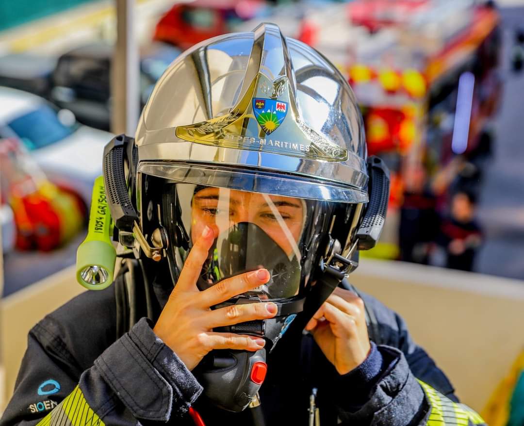 Parés pour le week-end 👌 Les sapeurs #pompiers des #AlpesMaritimes vous souhaitent un excellent week-end 😎🌞 ______ 📸 F.BOS/SDIS06 #NousSommesPompiers06 #pompiers #pompier06 #portrait #engagement #détermination