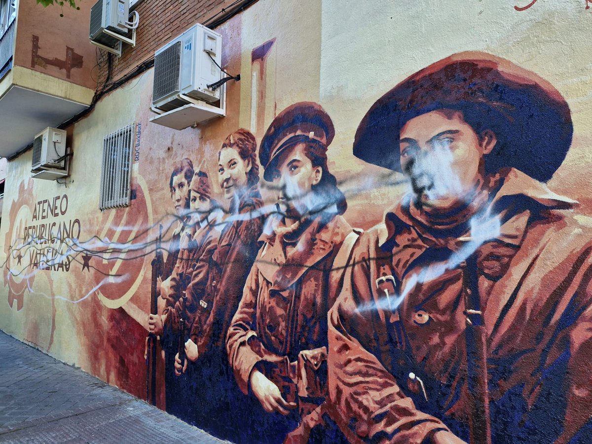 La semana pasada pintamos en Vallekas, en <a href="/AteneoVallekas/">AteneoRepublicanoVK</a> (que hoy hacen la Paella Republicana).
No hemos tenido tiempo de compartir las fotos del mural terminado pero los fascistas ya lo han saboteado.
Esto no va de murales, va de batalla cultural 
¡Ladran, luego cabalgamos!