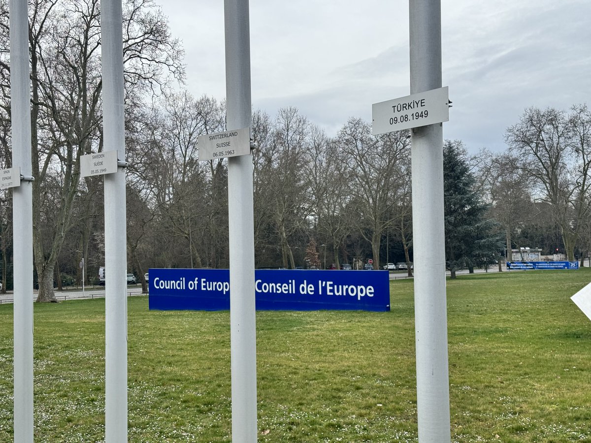 🇪🇺 Türkiye 74 yıl önce bugün Avrupa Konseyi'ne kabul edildi ⚖️ Konsey tarafından hazırlanan Avrupa İnsan Hakları Sözleşmesi'ni 1954 yılında imzalayan Türkiye, 1989 yılında Avrupa İnsan Hakları Mahkemesi'nin (AİHM) zorunlu yargı yetkisini tanıdı. 📌 Rusya'nın Konsey'den…