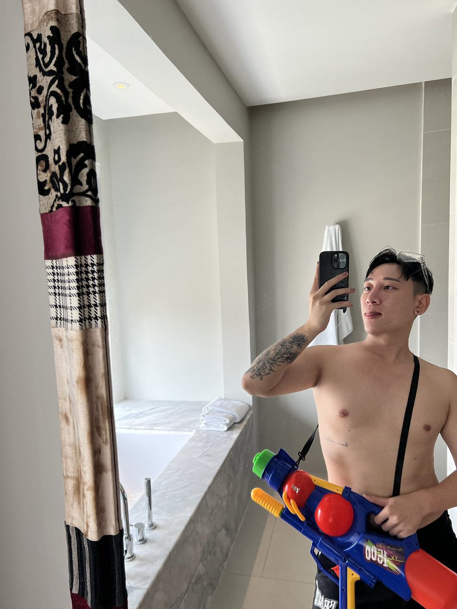 sebasckl's tweet photo. first ever Songkran experience I’ve never been sprayed so much in my entire life 🇹🇭💦 https://t.co/N58zn6Ctde