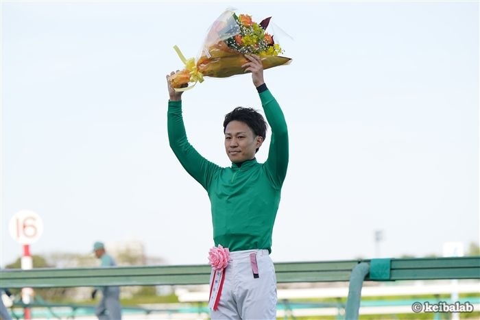 【不死鳥のごとく舞い戻った九州の英雄】 24年中山グランドジャンプ1着 イロゴトシ Irogotoshi (牡7、栗東・牧田和弥厩舎) 黒岩悠騎手 父ヴァンセンヌ、母イロジカケ 母父クロフネ #イロゴトシ #黒岩悠 keibalab.jp/topics/43932/?…