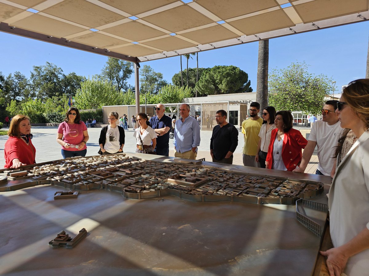 aexit_es's tweet photo. Comenzamos la visita guiada cortesía del @ayto_merida acompañados por Luisa y Clara. Nuestro compromiso no es solo con el desarrollo tecnológico, también por poner en valor nuestro patrimonio. #XVIIIEncuentroTelecoEx https://t.co/dxMJvn3hfJ