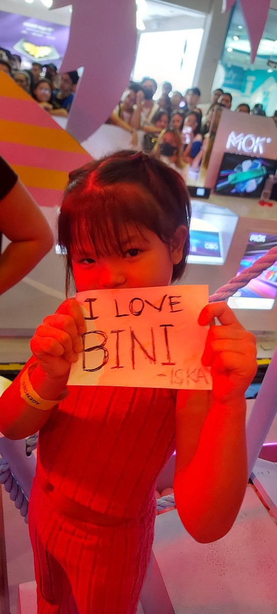she loves #BINI so cuteeee🥹🫶🏻

#AwesomeSummerFanFest #GalaxyA35 
#GalaxyA55 #TeamGalaxy #BINI