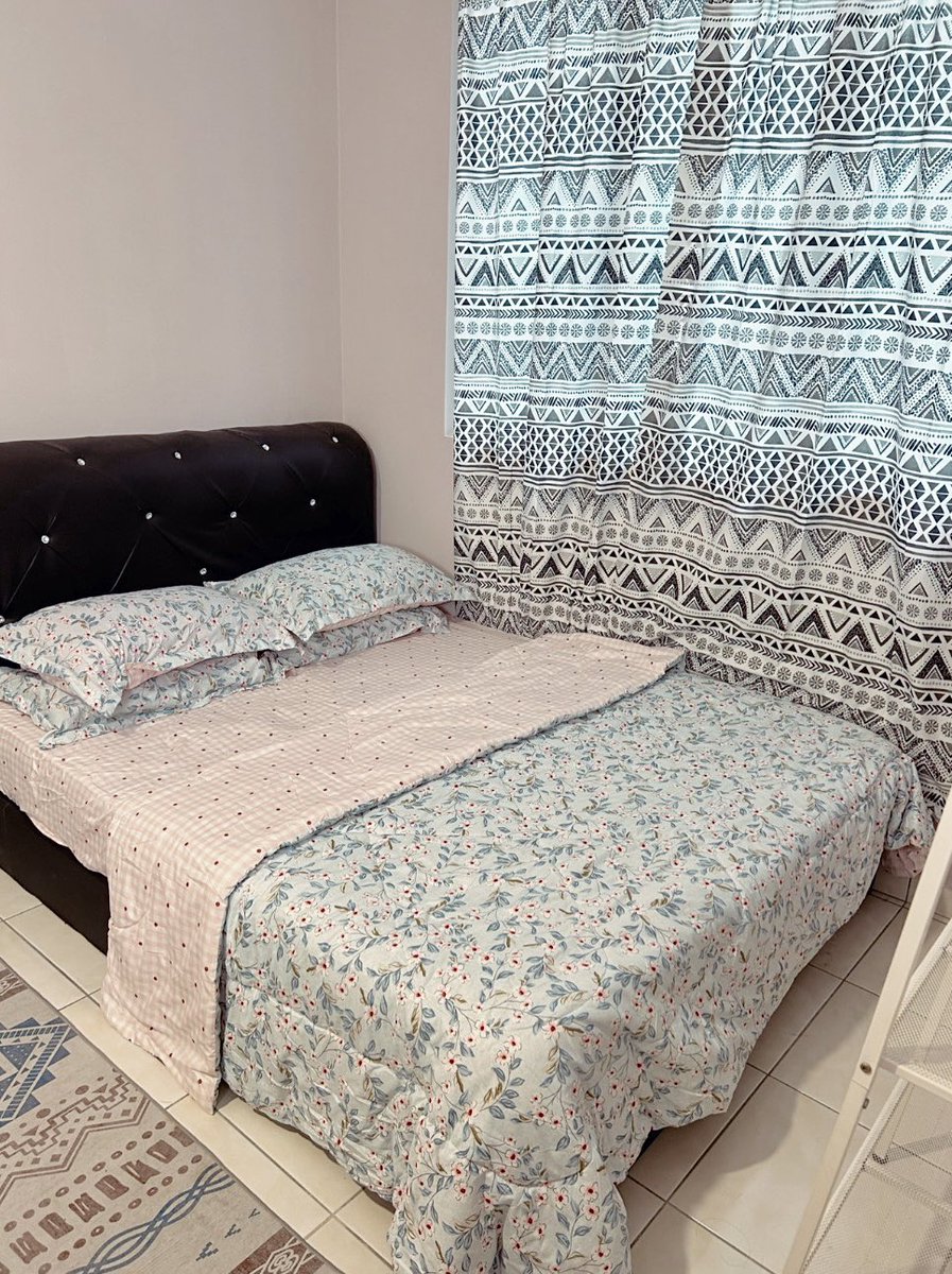 Nurintashaa's tweet photo. 2 things yang underrated tapi i tak menyesal beli:

1. my rm60+ bedsheet (gebu gebas and sedap gila tidur)

2. my rm100++ makeup table (aesthetic and sturdy nampak macam mahal)

Pasni kalau my friends kahwin nak hadiahkan dua ni jela sebab worth it haha https://t.co/L0C3DzneAk