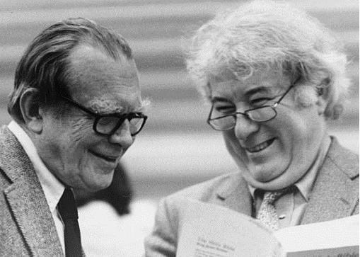 Remembering #SeamusHeaney, the acclaimed 🇮🇪poet and Nobel Prize winner, who would celebrate his 85th birthday today. Heaney was great friends with fellow Nobel laureate, Polish poet Czesław Miłosz, and recalled their first meeting in a poem entitled „The Master”.🇮🇪🤝🇵🇱🖋️📝