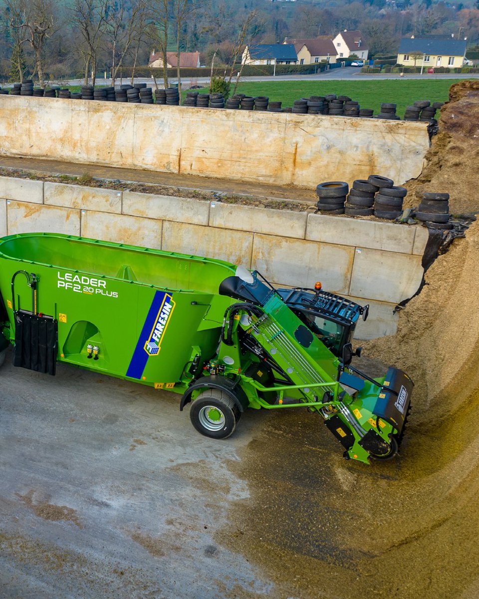 Easily load all ingredients thanks to the wide loading channel 🚀
Measuring a generous 800mm in width, it facilitates rapid loading of components, even in trench fronts towering up to 6.1m high. 

#faresin #mixerwagon #feedmixer #cattlefeeding #dairyfarming #agriculturalmachinery